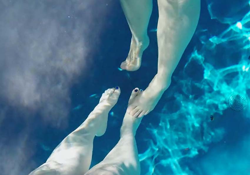 Les cames de dues persones en una piscina